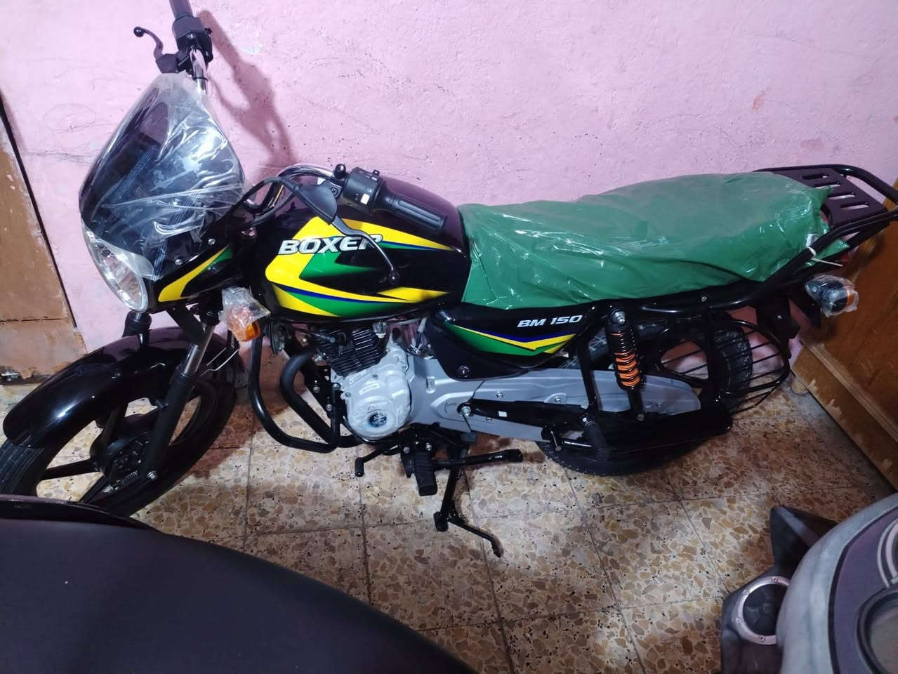 بوكسر زيرو للبيع ***********
السلام عليكم للبيع دراجه بوكسر زيرو هندي الا اصلي جبلي موديل2023  وطالعه بل 2025 صارلهه يومين من طالعه من الوكيل أوراق أصولي كامله 7 سبعه أوراق
 دراجه جديده زيرو مكفوله كفاله عامه مكاني ميسان العماره قضاء الكحلاء لشراي يتصل *********** 📞
