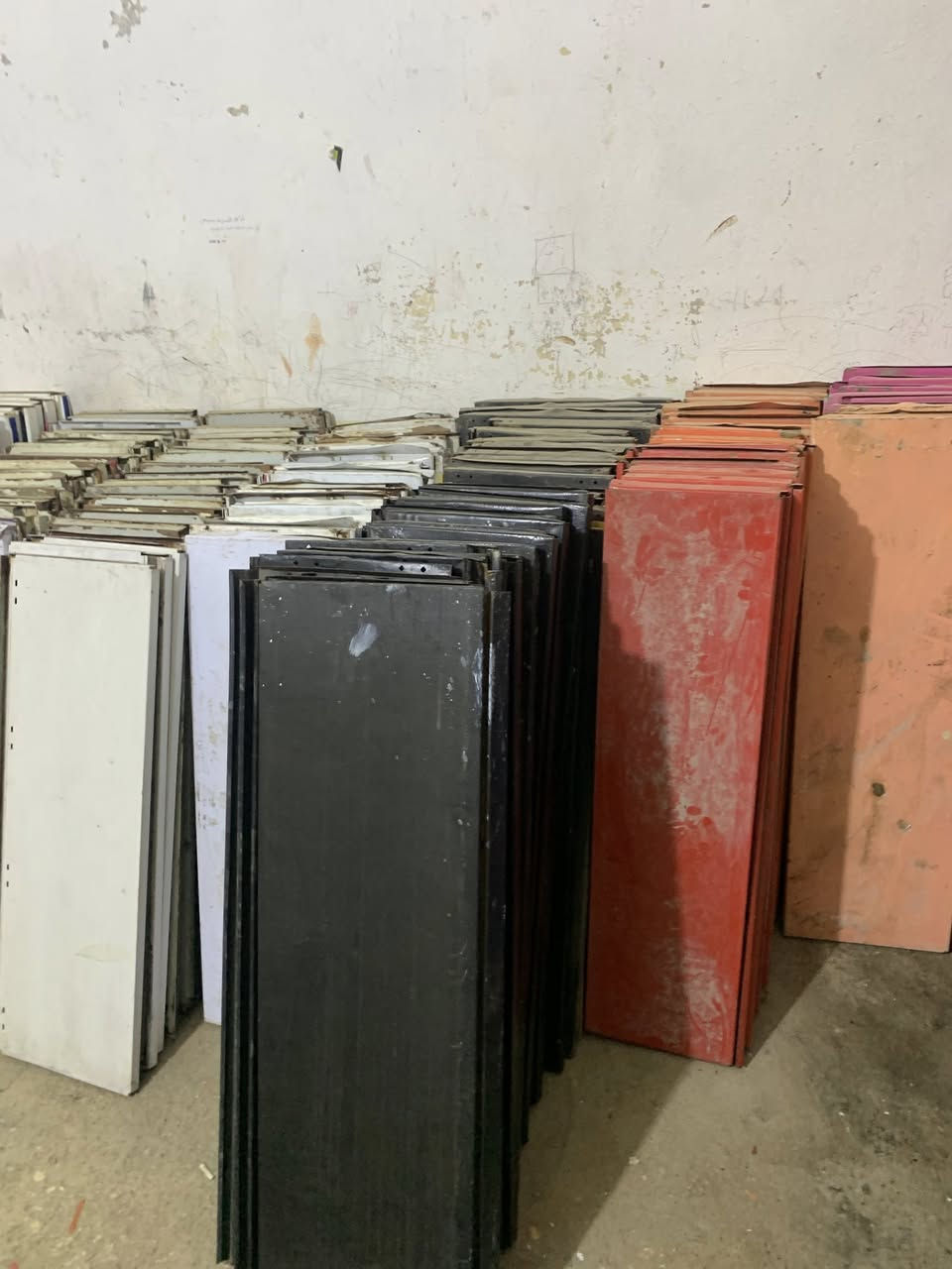 للبيع رفوف تجهيز محلات الاتصال *********** وتساب العماره حي الحسين الجديد مقابيل السوك الاخضر شارع ابو شاكر
