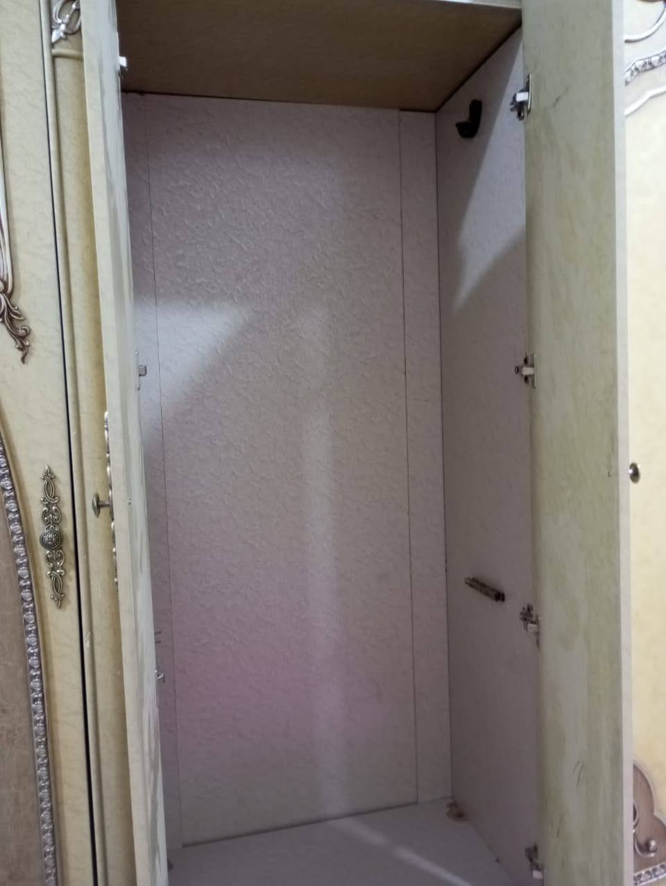 غرفه اخشاب للبيع سعر ٣٥٠مع الدوشك بيها مجال لاستفسار مراسله وتساب عله هذا رقم ***********حله حي الجزائر
