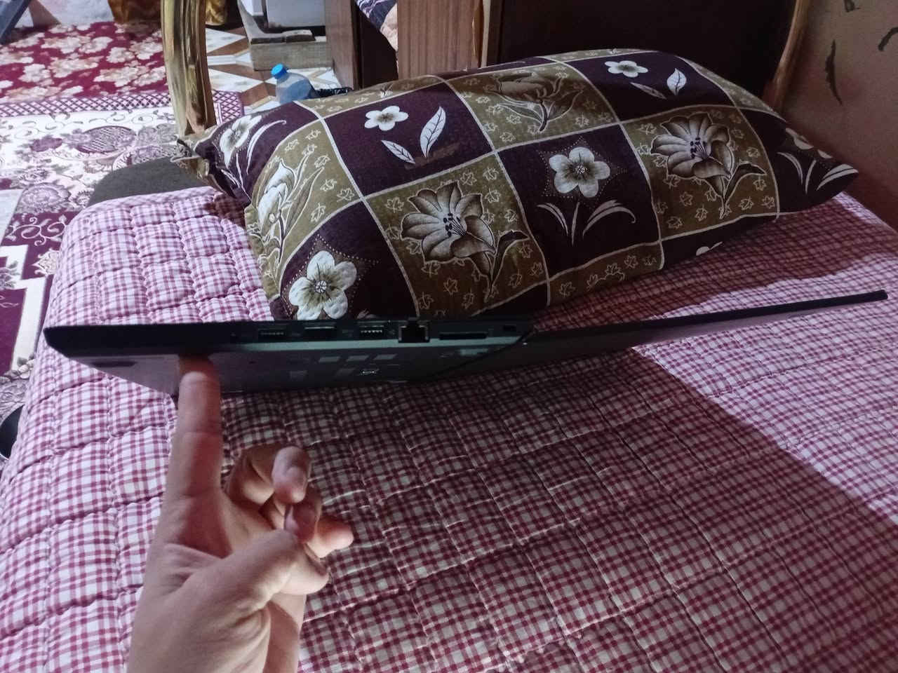 🖥لابتوب  لينوفو Lenovo ThinkPad 
📍النضافه 96%
📍معالج كور i5من جيل سابع  الهارد قابل للتطوير )  ذاكره الجهاز GB256قابل لزياده ذاكره عشوائيه 8GB ++معالج SSDسريع 
🪫يحتوي علا بطاريتين داخليه وخارجيه حاله البطاريه 96%
📍يحتوي علا منافذ USB+تايبسي +منفذ الشحن+منفذ LAN++منفذ HDMI+منفذ بيت الرام 

📍شاشه فول HD كارت شاشه مدمج 
📷يحتوي علا كامره  +بصمه قفل حمايه 

📌كامل ملحقات جنطه +ماوس+ شاحنه 
📍يستعمل الابتوب في  البرامج المكتبيه والدراسه 
وبرامج الامن السيبراني والاتوكاد  والبرامج الهندسيه 
والتصميم  
📍لابتوب مستعمل شي قليل اقلاع طياره 
💰📌سعر لابتوب 200 الف


**إذا كنت صاحب هذا الإعلان وتريد حذفه لأي سبب، رجاءا أرسل رسالة إلى الدعم الفني**