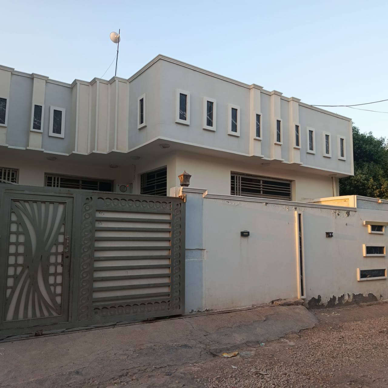العنوان زوير الغربي قرب مشروع الماء الثاني المساحه ٢٠٠ واجهه ١٠ نزال ٢٠ يتكون من غرفتين منام مجمع صحيات داخلي وخارجي مطبخ حار وبارد استقبال وصاله ومنور الاستفسار على هذه الرقم ***********
