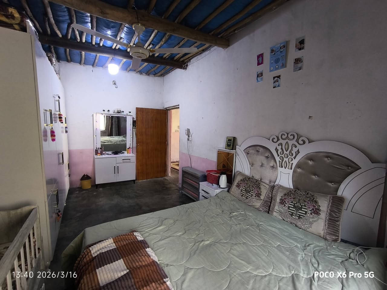 السلام عليكم دار للبيع تجاوز بيت مرتب مساحة فوك. 300. /3غرف وهول ومطبخ وربعه عل شارع صاير العنوان  حزيران المنسيه مقابيل التانكي الماء ***********السعر 18 وبي مجال بصيط
