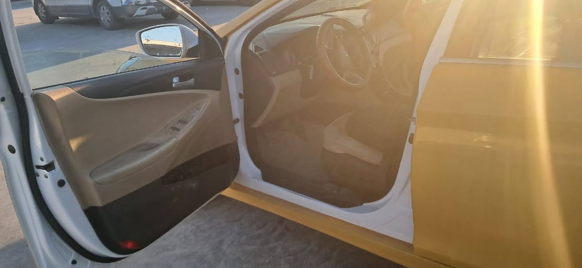 يا الله سلام عليكم متاح  سوناتا مضلع  2015 خليجي  سيارة مكفولة من دعامية لدعامية سيارة جاهزه من كلشي. موصفات السيارة تحكم كشنات  .منضومة زنوز 
. ثلاجة.تحكم ستيرن  سيارة على وضع الشركة.  سعر 135  
للستفسار .***********
