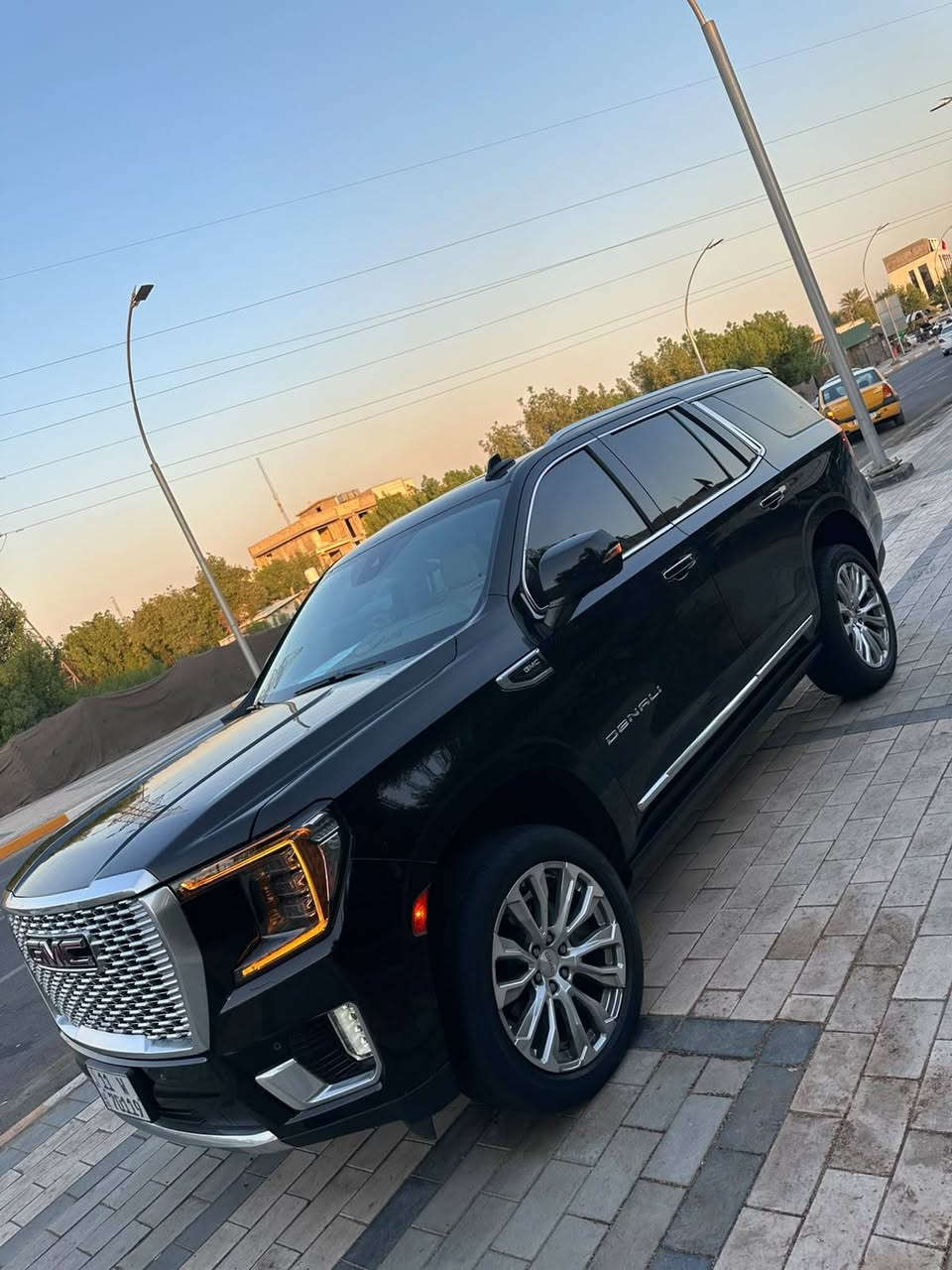 السلام عليكم
للبيع جمسي دنلي  2023 

السعر ( 51ونص ) الف وبيها مجال وماتصور اكو هيج سعر
بيه سونار بدي كار تقريبا افضل سونار بلعراق 

ضمان شركه منصور 5سنوات  
سياره مكفول كفاله عامه حتى دعاميات 
محرك 6200 ، كير 10 نمر 
مغلفه ppf من الزيرو 
——————————————
فول مواصفات 
١- بانوراما 
٢-كشنات تدفئ + تبريد + خزن + كهرباء
٣-كشن رجاج تحذير
٤-كشنات خلفيه منفصل vip
٥-جنطه كهرباء 
٦-شاشه اكبر حجم + كامرات 360 درجه
٧-شاشات خلفيه بلاد بالكشنات 
٨-ستيرن كهرباء + تحكم …..
٩-جنطه كهرباء 
١٠-شاشه دجتال (العدادات ) 
١١- دوسات كهرباء + فور ويل + اربع انظمه قياده
١٢- جكات تصعد وتنزل السياره 
١٣- ثلاجه + شحن واير ليس
اضافا الى المواصفات الاخرى 
الكل تعرف الدنلي شنو فهيه اعلى فئه بالجمسي بالمواصفات
———————————————
السياره جديده جدا داخل وخارج من ناحيه صدر كير مكينه تايرات باتري كلش جديده ومطالع بيها شي قليل كلش 
رقم بغداد هزه وارقام وسنويه جدد تحويل ثاني يوم بأسمي
السعر  ( 51ونص ) الف وبيها مجال وماتصور اكو دنلي 2023 بهذا السعر  وبيها مجال ان شاء الله ❤️
مكاني بغداد  الدوره حي الصحه رقمي***********
