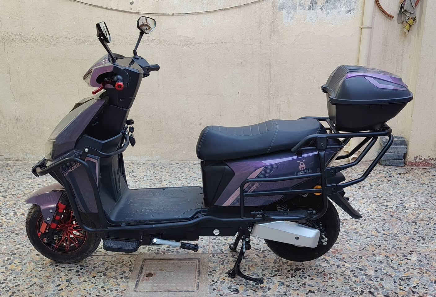 سلام عليكم  شحن مدرع حديث للبيع  بعده جديد شخط مابي 6 بطاريات كبار بعدهن جدد يقرن  فول مانازلات شعره عن وضع الشركه حساسات امان نشرات محيطيه لدات  يشتغل كارت وبصمه  4 سرع  وبعد بي هواي مواصفات   الدراجه بعدها جديده  سعرها 650 وبيها مجال  وترهم مراوس للاستفسار مراسله الصفحه او الاتصال *********** بي واتساب
