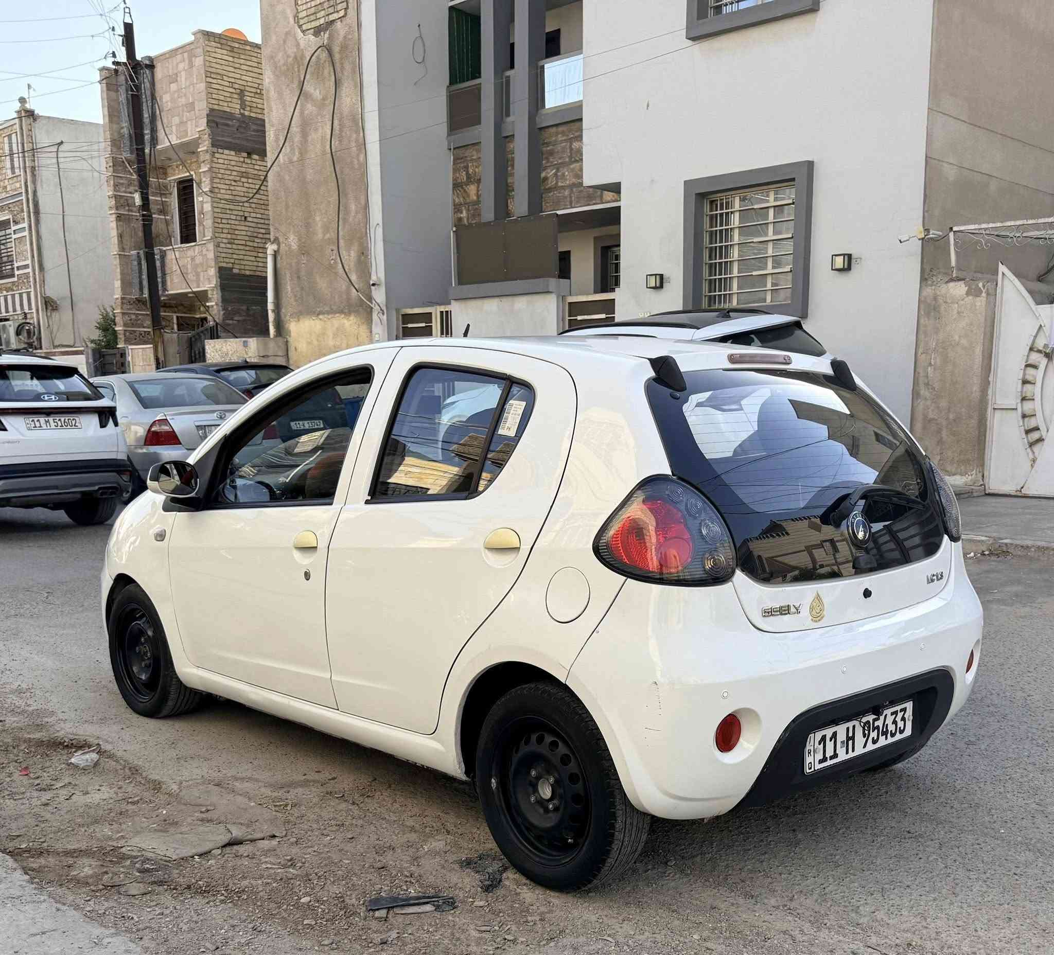 السلام عليكم باندا 2012خليجي بيه صبغ بس دوسه وباقي سياره مكفول من صبغ وبيه بارد مكانات مكينه كير مكفولات تخم تاير صدر الامامي وخلفي جديد تبريد ثلج تدفاه شغاله شاشه كامره حساس خلفي دوشمه جديده سياره مبيه اي نقص باسمي رقم وهزه كله جديد تحويل ثاني يوم مكان سياره بغداد المشتل رايده52ورقه***********
