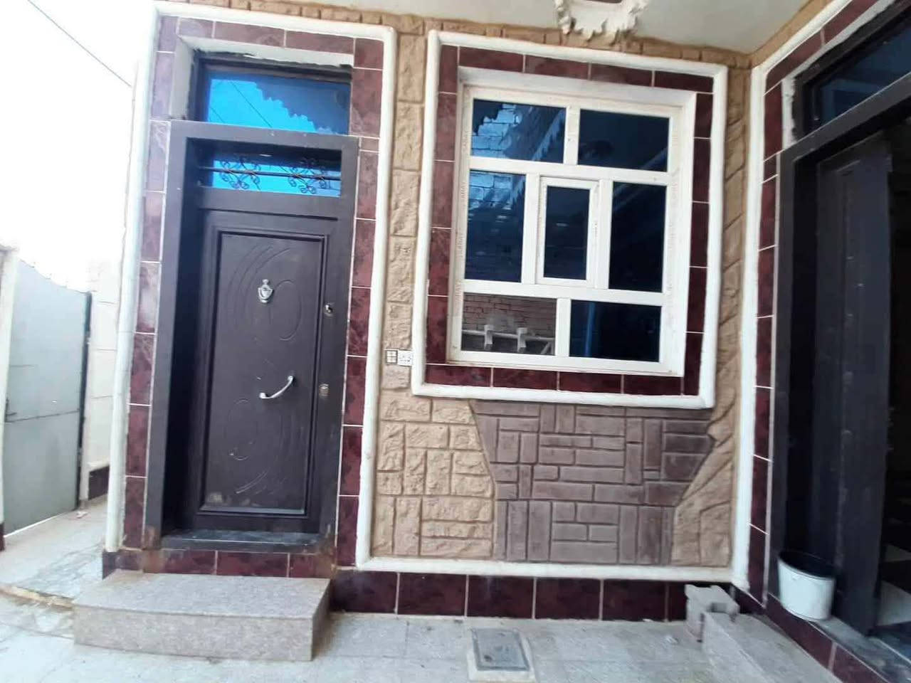 السلام عليكم 
بيت ركن على شارعين بناء حديث طابقين للايجار مساحه ١٠٠م 
بناء حديث ٤ غرف نوم واستقبال ومطبخ 
وصحيات فوك وجوه 
العنوان التحرير الشارع الحولي دور القاده قرب جامع عمر بن عبدالعزيز 
قيمه الايجار ٤٠٠
للاستفسار خاص


**إذا كنت صاحب هذا الإعلان وتريد حذفه لأي سبب، رجاءا أرسل رسالة إلى الدعم الفني**