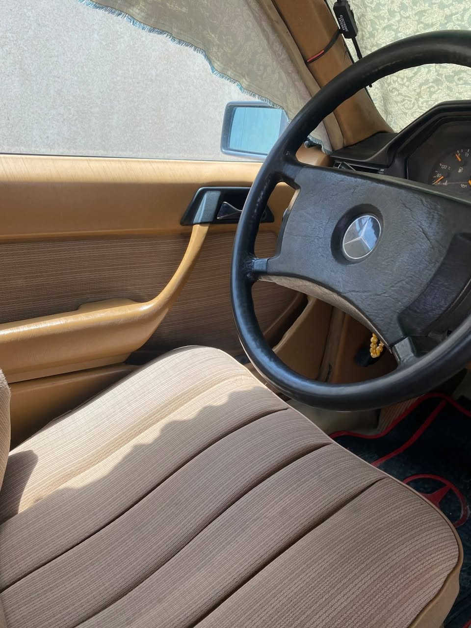 السلام عليكم
مارسيدس دب للبيع 
مكينه و كير 2.5 كفاله 
تبريد شغال 
السياره جاهز ما ناقصها شي 
رقم بغداد انكليزي تحويل ثاني يوم 
السعر 72 و بيها مجال 
لتواصل ***********
العنوان الناصرية المركز
