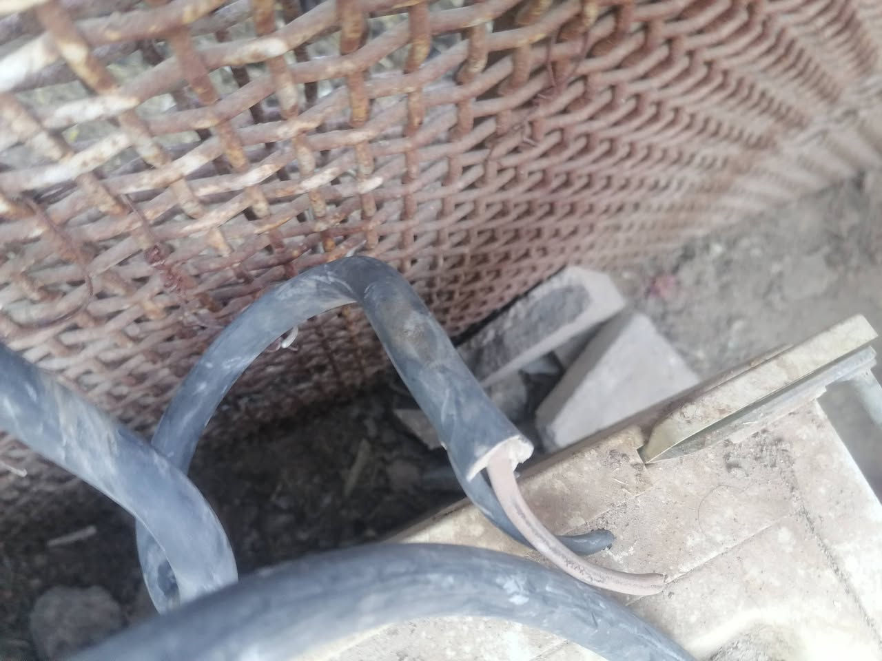 كيبل ٣٠متر خطين لاصلي نضيف لا بي كطع ولا مواصل لشراي يخابرني
***********

