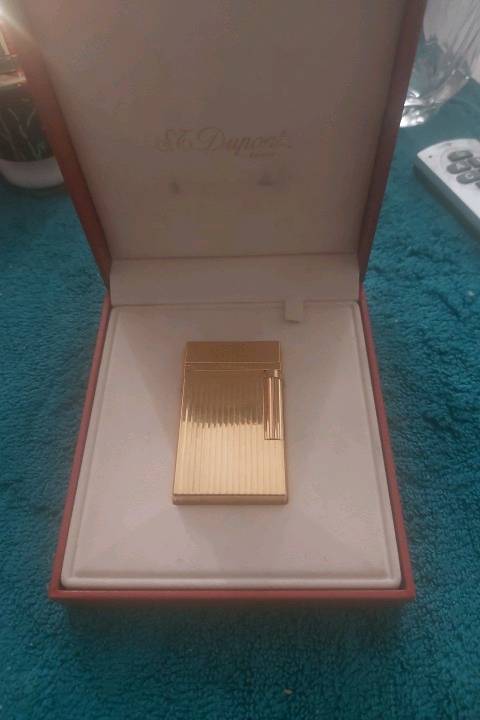 هذه ولاعة S.T. Dupont Ligne 2 مطلية بالذهب الأصفر وتتميز بزخارف عمودية.تأتي الولاعة في صندوقها الأصلي وتحمل توقيع الماركة الفرنسية الفاخرة.تتميز هذه الولاعات بصوت "الرنين" الشهير عند فتح الغطاء.
السعر قابل للتفاوض .