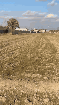 السلام عليكم
نص دونم طابو سند 25
المدائن منطقه الجعارة
 ركن ع 3 شوارع
الوجه 32 
التحويل مباشر بلطابو
يبعد عن الشارع العام للمدائن ٧٠٠ متر
للاستفسار ***********
