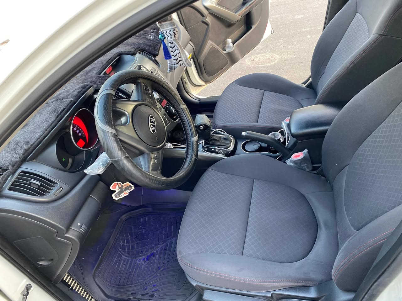 السلام عليكم ورحمة الله 
للبيع كيا سيراتو ٢٠١٣ 
رقم سليملنية باسمي 
السيارة كفالة عامة من الضربة والصبغ والتبديل 
بيها مكان واحد بارد فقط  وممبين بالجاملغ الامامي عكس السائق 
مكينة ١٦٠٠ دوش
عارضها ب١١٨ وبيها مجال بسيط جدا 
مكاني حي العامل 
الشراي يتصل ويدلل
***********
