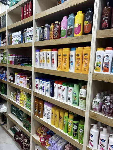 السلام عليكم اسواق للبيع 100 متر شغلها خير من الله سبب البيع لغرض السفر 
تحتوي على 
١٠ براد عامودي ٣ شركه والباقي للمحل 
4 بطحيات كبيره 
٢سبالت عامودي 5 طن  
1 سبالت تعليك  ٣ طن 
مولد ٥٥ كيفي مع تانكي كاز 
مبرده كبير نضام دكت 
براد للحوم والدجاج ١٣ طن 
براد خاص للالبان والاجبان 
سستم كامرات كامل صوت وصوره 
كاشير عدد ٢ 
طابعه باركود ١ 
يو بي اس ١ 
بيع فقط بدون مراوس 

العنوان كربلاء شارع احمد الوائلي مجاوز مطعم كباب حبيب للاستفسار اتصل على الرقم *********** اتصال او واتساب ما متواجد بل فيس
