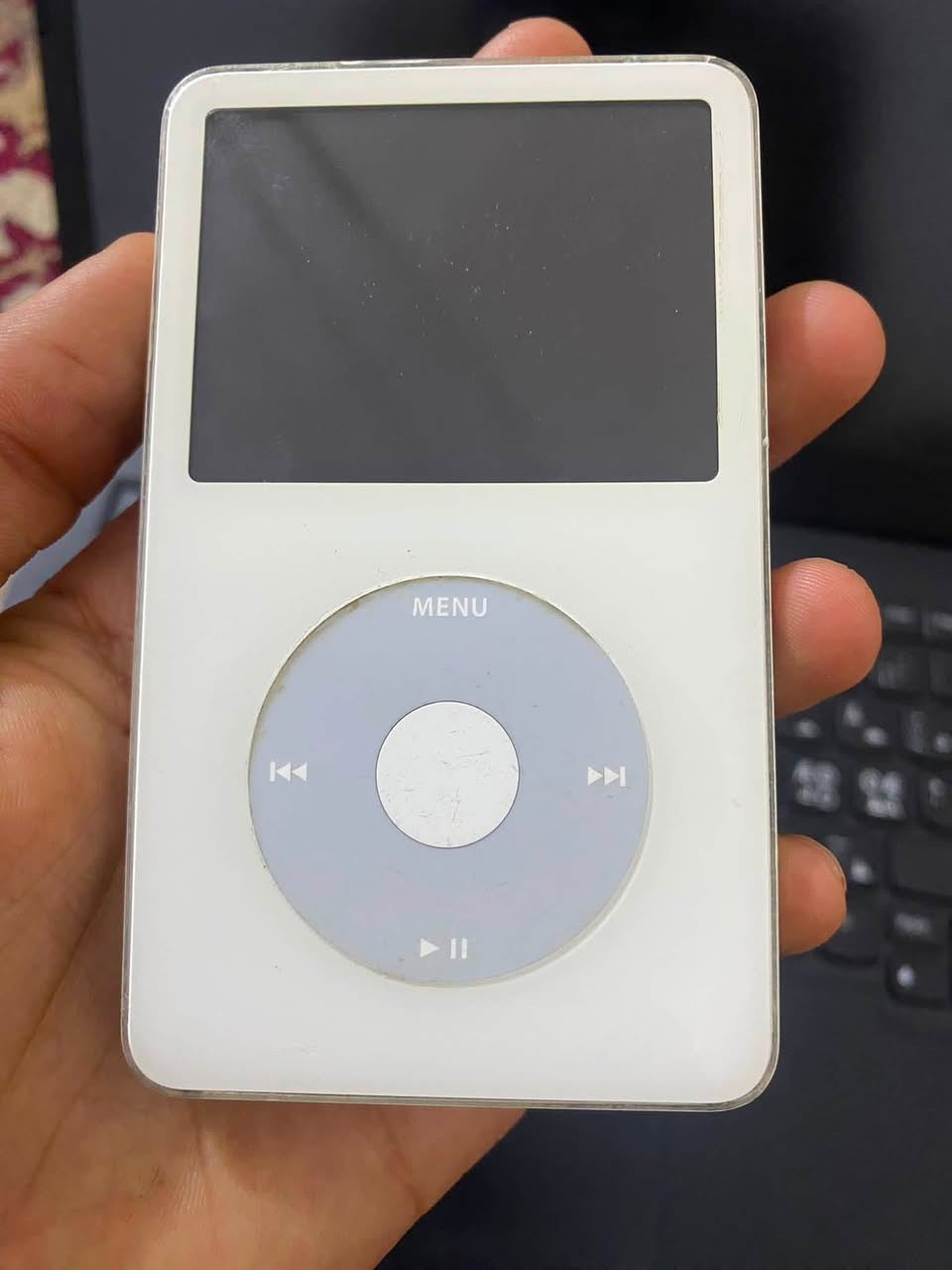 للبيع | Apple iPod Classic 80GB الأصلي 🍎

جهاز Apple iPod Classic الأصلي بسعة 80GB، يعمل بكفاءة وحالته ممتازة.

✔️ أصلي 100%
✔️ شغال 100%
✔️ سعة 80GB
✔️ مناسب لحفظ آلاف الأغاني وتشغيلها بدون إنترنت
✔️ جودة صوت ممتازة وعمر طويل
✔️ حالة جيدة مع آثار استخدام بسيطة لا تؤثر على الأداء

جهاز كلاسيكي أصبح مطلوبًا لدى محبي أجهزة Apple والمقتنين.

📩 للجادين فقط، راسلني للاستفسار أو الحجز.

📱 واتساب: ***********
