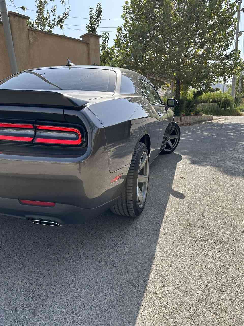 2023 ​🏎️ دوج تشالنجر للبيع (رقم أربيل) 🏎️

​سلام عليكم شباب، للبيع سيارة دوج تشالنجر (Dodge Challenger) بلون رمادي مميز، السيارة شبه جديدة وماشية قليل كلش وبشكل حقيقي (توتال المسافة فقط 6,529 ميل). محرك السيارة 6 سلندر بحجم 3.6L قوي وجاهز، والكير أوتوماتيك. السيارة نظيفة كلش من الداخل والخارج وتوب من ناحية الصدر والتبريد وجاهزة من كلشي وما تحتاج أي مصاريف.

​بالنسبة للحادث: السيارة بيها ثلاث قطع صبغ بدون دواخل، يعني الداخل كله سليم والشواصي واللغدات كلها سليمة وعلى الشرط، والإيرباغات كلها رجعت بلاد وشغالة 100%. تصليح السيارة درجة أولى ومبين بالنظافة بالصور (وصور أمريكا هم موجودة للي يحب يشوفها).

​السعر المطلـوب: 197 ورقة (شدة و97 ورقة)، وبيها مجال قليل وطيب للشراي المستعجل.

​للتواصل والاستفسار مكالمة أو واتساب: ***********]

مكان السيارة: اربيل
