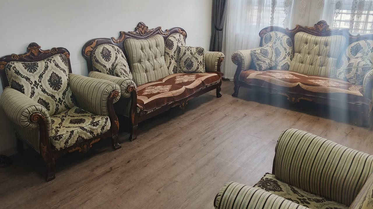 السلام عليكم تخم ١٠ مقاعد بلصور فقط ٨ مقاعد وبعد اكو كرسيين منفصلات 
مستعجل على البيع 
***********
