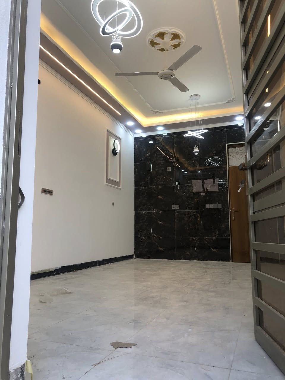 بيت 🏠 للبيع
مساحه 140م واجها 7 نزال 20 

 

نوع السند طابو سند 25 قرار محكمة 

يحتوي البيت على ثلاث غرف 

ويحتوي على ‏منظومة كاميرات￼

الطابق الاول ً/ غرفه سويت و استقبال و مطبخ و صاله كبيره و منور و صحيات داخليه و خارجيه 

طابق الثاني/ غرفتين نوم و بلكونه و صحيات 

موقع ممتاز 👌 

موقع البيت بغداد الراشديه حي الانتصار مقابيل مستشفى 🏥 حماد شهاب 

باقي التفاصيل على الرقم التالي ***********

سعر مناسب جدا جدا 👋
