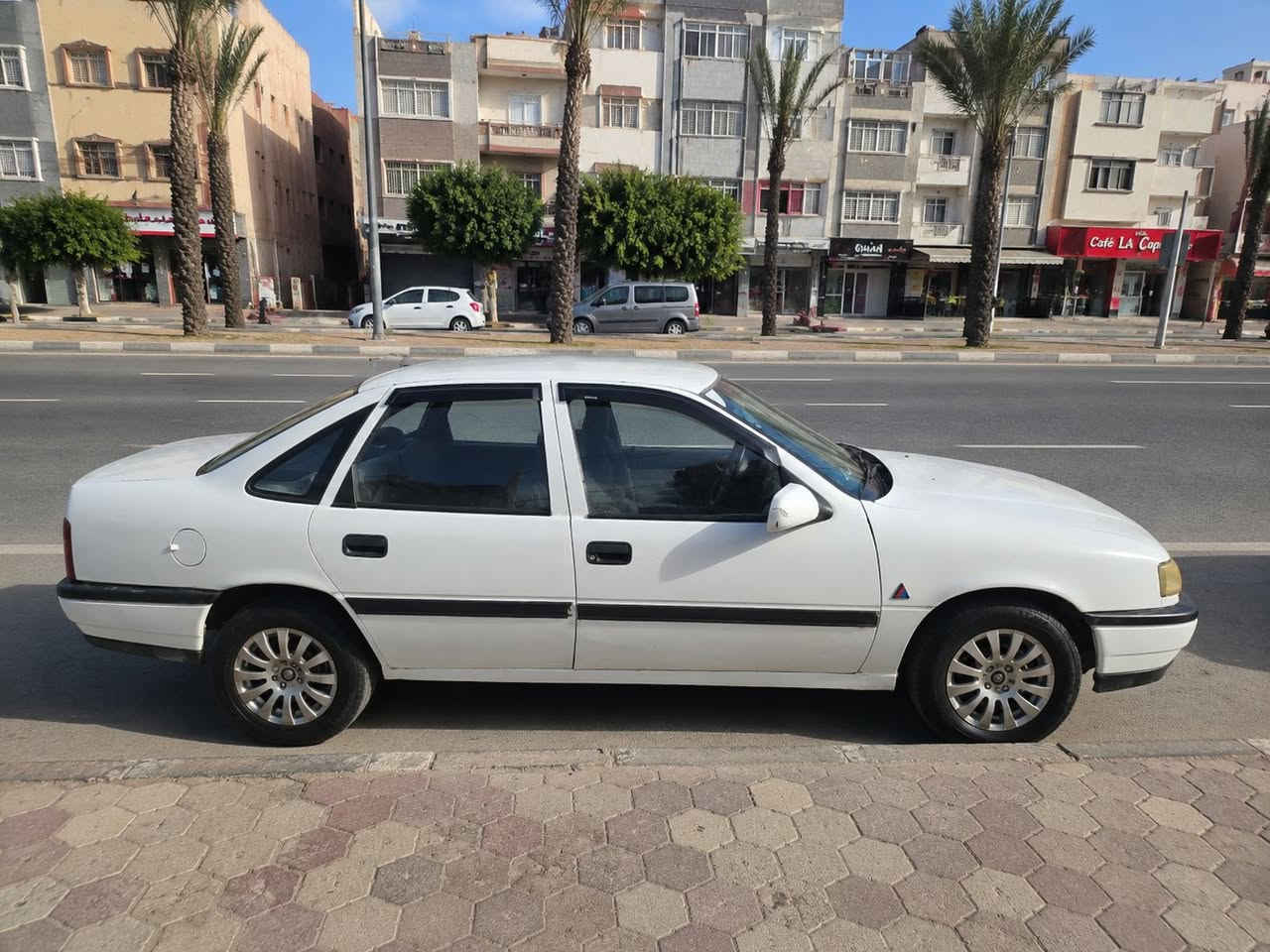 سيارة للبيع
فكترا حجم 18 كير محرك شرط سياره مكفوله من گلب او دواخل 
سيارة نضيفه و شكلها مرتب مال جناي
سنوية جديده الى 2031 ب اسمي 
السعر 35 ورقة 
للاستفسار  ***********

