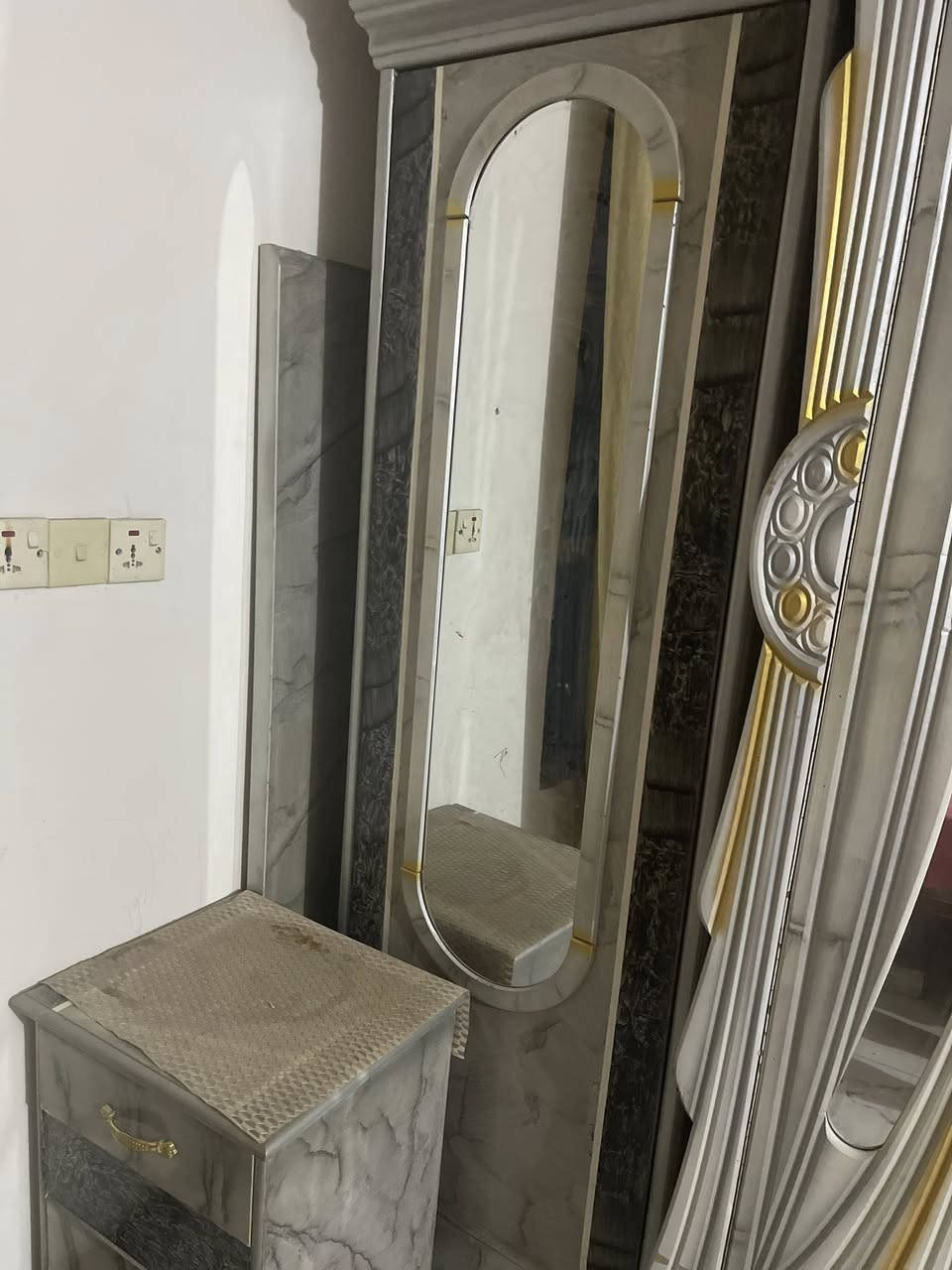 السلام عليكم غرفه عراقيه دزاين تركي  للبيع غرفه نضيفه اخت الجديده مستخدمه شي قليل السعر 900 وبيها مجال *********** اتصال او واتساب
