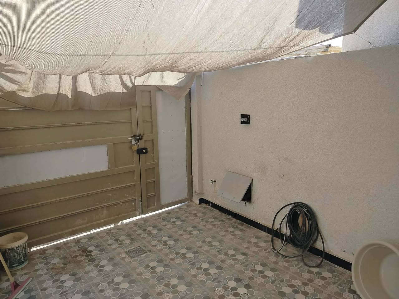 بيت للبيع حي الحكيم شارع افران الهادي قرب كورنيش مساحه 180متر طابوك يتكون من غرفتين نوم وصاله ومطبخ واستقبال مرقم من بلديه حديث جاهز للسكن كهرباء بوري نضام سبالت تقطير فوول مواصفات طابو زراعي سند 25 قريب على الكورنيش 
للاستفسار ***********
