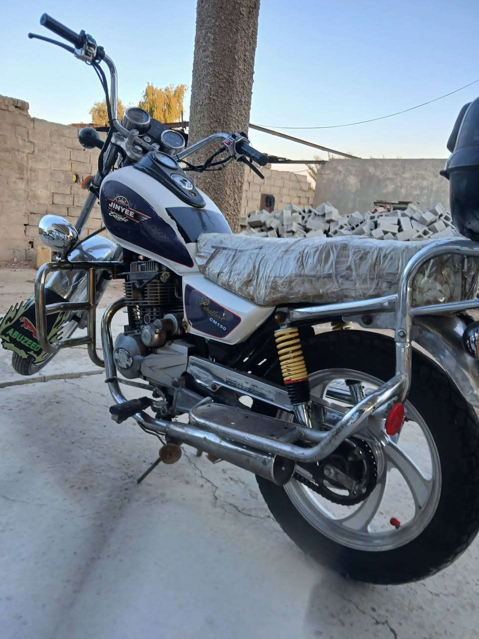 سلام عليكم للبيع دراجه جوندة الدراجه مكفوله من كلشي اوراقهه موجودة كهربائيات كلهه شغاله نقصهه فقط كتف مال سلف السعر ٤٠٠ او بيهه مجال المكان بغداد/***********
