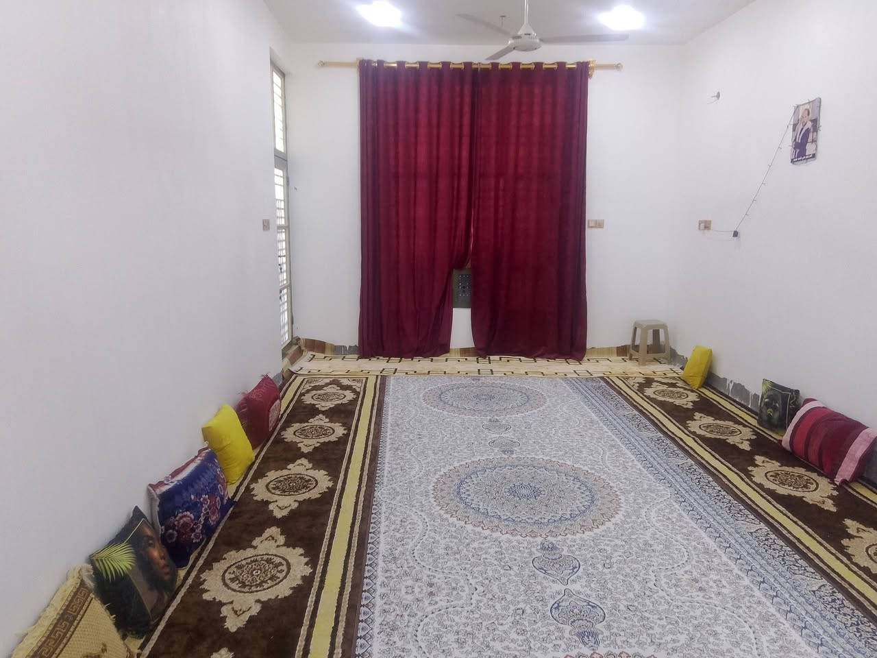 السلام عليكم دار للبيع المساحه 300 متر العرض 10 متر والنزال 30 متر على شارع تبليط ماء كهرباء يتكون الدار من استقبال العرض4والطول 8
وهو ل ومطبخ وغرف نوم العدد اثنين 5 × 4 وممرات عدد اثنين وطارمه كراج سياره حديقه 
الاتصال والاستفسار على الارقام التاليه 
***********
***********
العنوان حي النصر قرب الساده ابو خطه 
قرب قريه هادي الثامر
