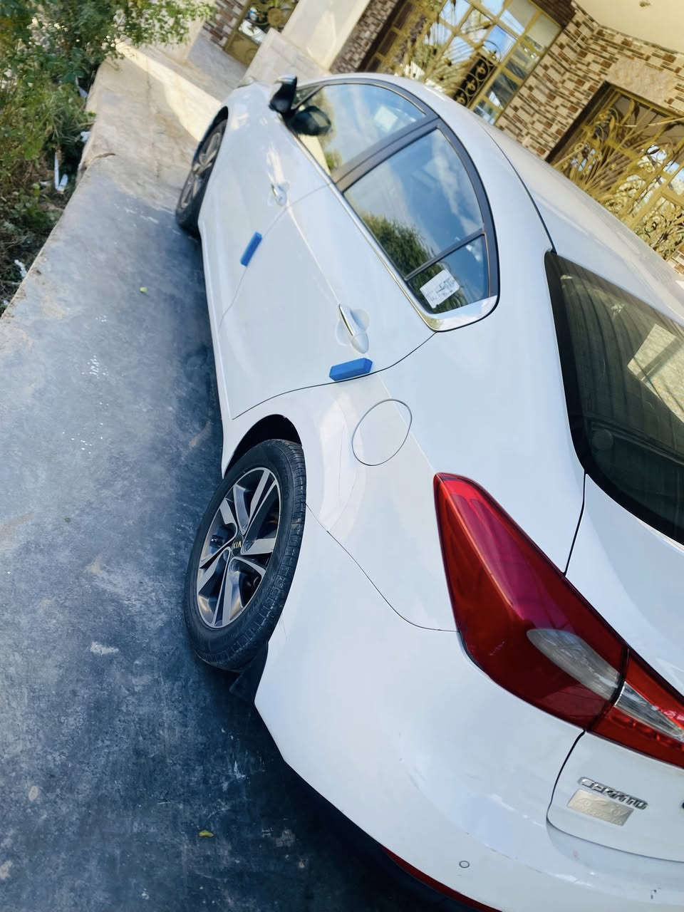 السلام عليكم 
سيراتو 2014 فول مواصفات عدا لبصمه 
بيها صبغ يم قبق لبانزين وشويه بالدوسه ولباقي كفاله ماشيه ١٣٦ الف مكينه مكفوله سنويه جديده وكاله او تحويل مكان لسياره الصويره 
السعر ١٢٧ وبيها مجال 
***********
