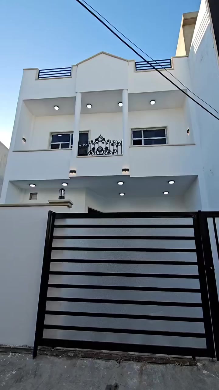 #عروض_ابوادم_للعقار
دار للبيع في حي مزارع الصديق
مساحه 145 م
واجهه 6.5 م
طابقين زيرو 
ط١/ كراج .. صحيات خارجيه .. مطبخ .. هول. استقبال. غرفتين نوم.  صحيات 
ط٢/ هول. غرفتين نوم.  صحيات. سطوح ناصي وعالي 
للاستفسار الاتصال على الارقام أو مراجعة المكتب 
***********
***********
#السعر_بنهايه_الفيديو
عنوان المكتب حي السكر مقابل مستشفى الخنساء قرب صيدليه البقيع
