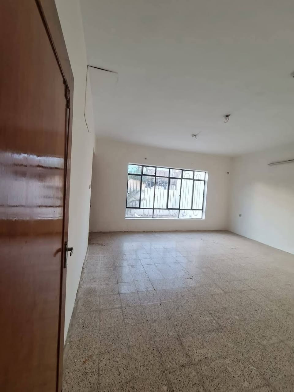 للأيجار الدار طابق ونص (المساحة200م)

حي الصديق الاولى قرب مسجد محمد رسول الله

الطابق الأرضي غرفتين نوم  وهول موزع واستقبال واسعة ومطبخ  وصحيات وكراج 

الطابق الثاني غرفتين نوم وهول موزع وصحيات وسطح ناصي وعالي

للأستفسار مراجعة مكتب الوطن للتجارة العقارات 
الموصل حي البلديات من جهة السكر قرب مول سانكو 

او اتصال بالأرقام التالية 
كورك ***********
آسيا ***********
