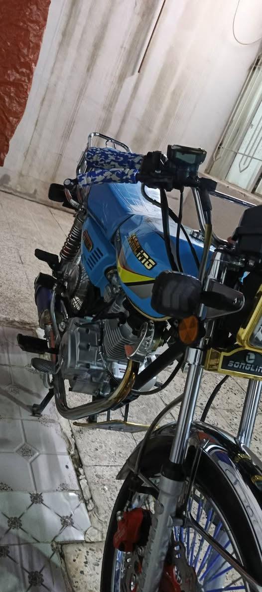 لل بيع 2025
شرط ما مفتوح ✅
منفيس موجود ✅
وايرمنيه كلها شغاله أشاير خلاط✅
دشبول أكتروني ✅
كزوز رياضي✅ 
تاير الورا شويه تعبان 
التانكي بي شويه صفار مال بانزين وبي ستيكر تريد تشيلها تريد تبولش بكيفك 
سعر 675 ✅

اهل ال625 لا تعب نفسك ما بيع ❌

***********
ما متواجد فيس
