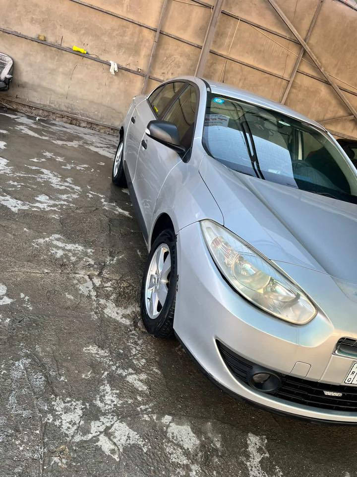 السلام عليكم ورحمة الله وبركاته
للبيع

رينو فلونس 2013  

بيهه بارد خفيف بلجاملغ الخلفي وباقي السيارة مكفولة 

جاهزة من كلشي ماشية 85 جديدة واستعمال شخصي من الدوام للبيت  مكينة گير كهربائيات كلهه مكفولة وبلادية
السعر 66 وبيها مجال 

للأستفسار ‭

0771 379 2214‬
