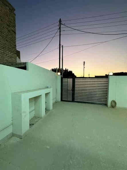 دار للبيع / طابو صرف ، المساحة 200 متر ، واجهة 10 ، نزال 20
بناء حديث كامل ٢٠٢٤ تسليم مباشر للمشتري ، يتكون من طابقين ، 
الطابق الاول : ( مطبخ ، هول ، استقبال ، غرفة نوم ، مجمع صحيات ، كراج ، حديقة )
الطابق الثاني ( غرفتين نوم ، هول ، سطح ) 
عرض الشارع امام الدار ١٠ متر / يطل على ساحة كبيرة
العنوان / حي الشهداء الثانية , شارع ٨٠ ، فرع كوفي الفانوس 
 للاستسفار / ***********
