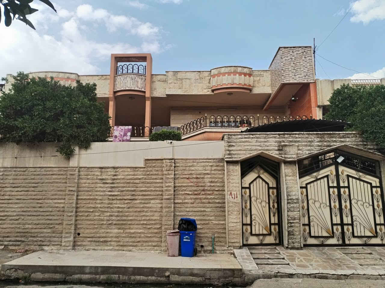 🔴 دار للبيع 🏘🔑🔑FOR SALE 

🔴الموقع👀حي الاعلام خلف مول ستي استنطبول

🔴 ملك صرف طابو الزهور

🔴مساحة الدار ( 414 ) متر

🔴الواجهة (18.5)

🔴 طابقين بناء محدث 2018

🔴الطابق الأول يتكون من 3 غرف نوم وهول واستقبال ومطبخ حار وبارد وصحيات داخلية وخارجية مع ثلاث مناور وحديقة وكراج. 

 🔴 الطابق الثاني يتكون من 4 غرف نوم وهول وصحيات وبلكونه كبيرة

🔴للأستفسار عن عروضنا العقارية المتميزة وأسعارها ⤵️مراجعة

          🎖تاج الملوك للعقار🎖
     

🔴العراق↔️الموصل↔️ حي الاخاء سايدين كنيسة تايتنك مقابل البسة الأصدقاء أو ألتواصل معنآ ⤵️على الارقام
☎️(***********) ابو حسن
☎️(***********) ابو حسن
☎️(***********) ابو عماد 
☎️(***********) ابو عماد
