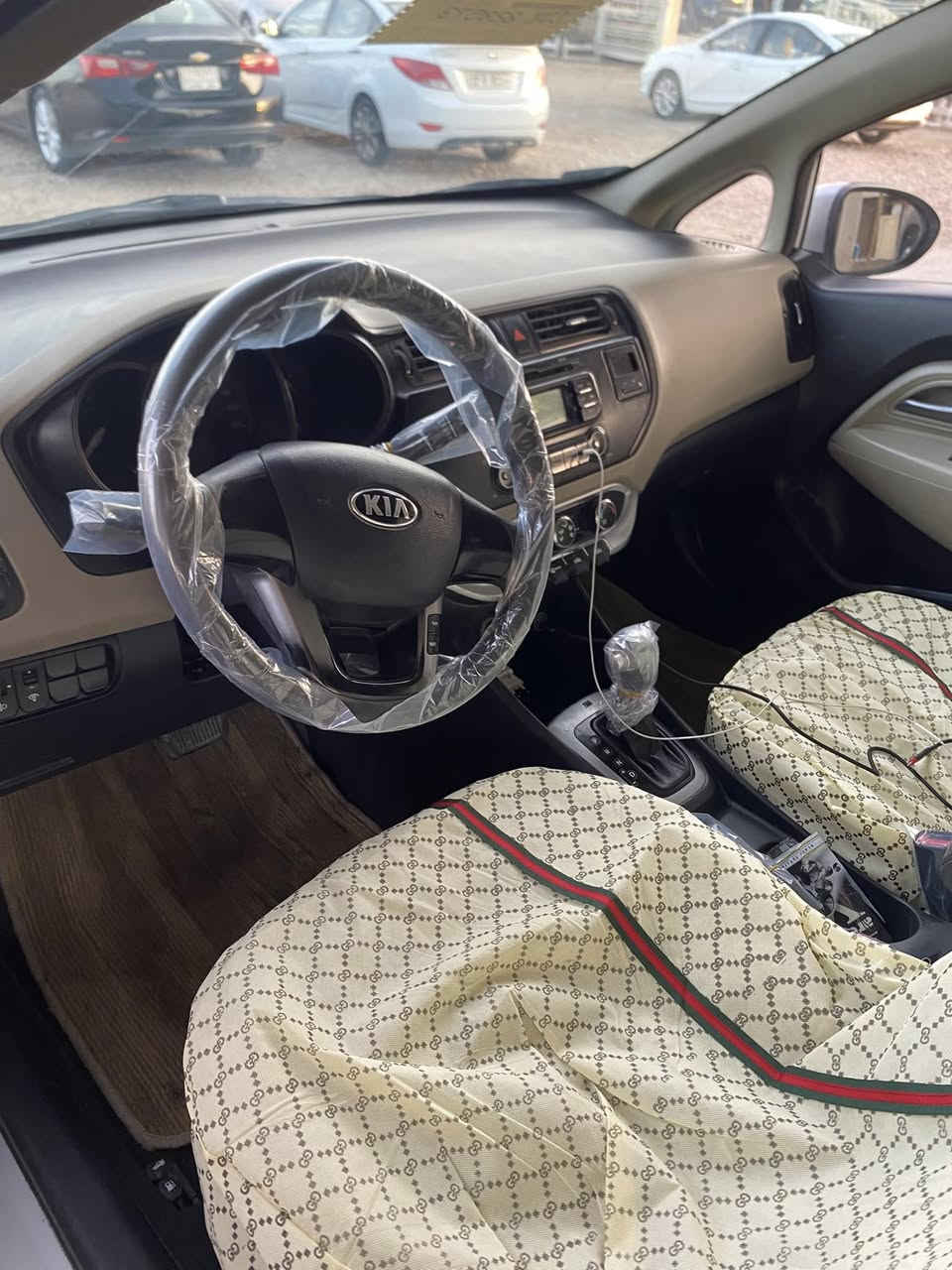 للبيع كيا ريو 2015 وارد خليجي 
كفاله عامه ضربه تبديل صبغ فتح بارد عدا الجراد بسيط
مكينه 1600 شرط كير حداديه تخم تاير تبريد كله شرط 
رقم مثنى مشروع وطني سنويته ل27 سياره جاهزه من كلشي 
السعر 89 وبي مجال لشراي 
***********
مكان السياره السماوه
