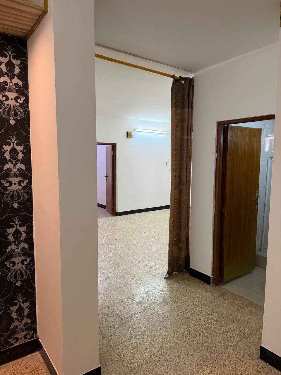 سلام عليكم شقه للبيع بحي الزيتون مساحته 165 بي غرفتين وصحيات ثنين وكيزرات ثنين ومكيفات ثنين ومراوح ويا للعلم هذني كلهن هديه وي البيت بناء 2021 المكان الديوانيه رقم الهاتف ***********
