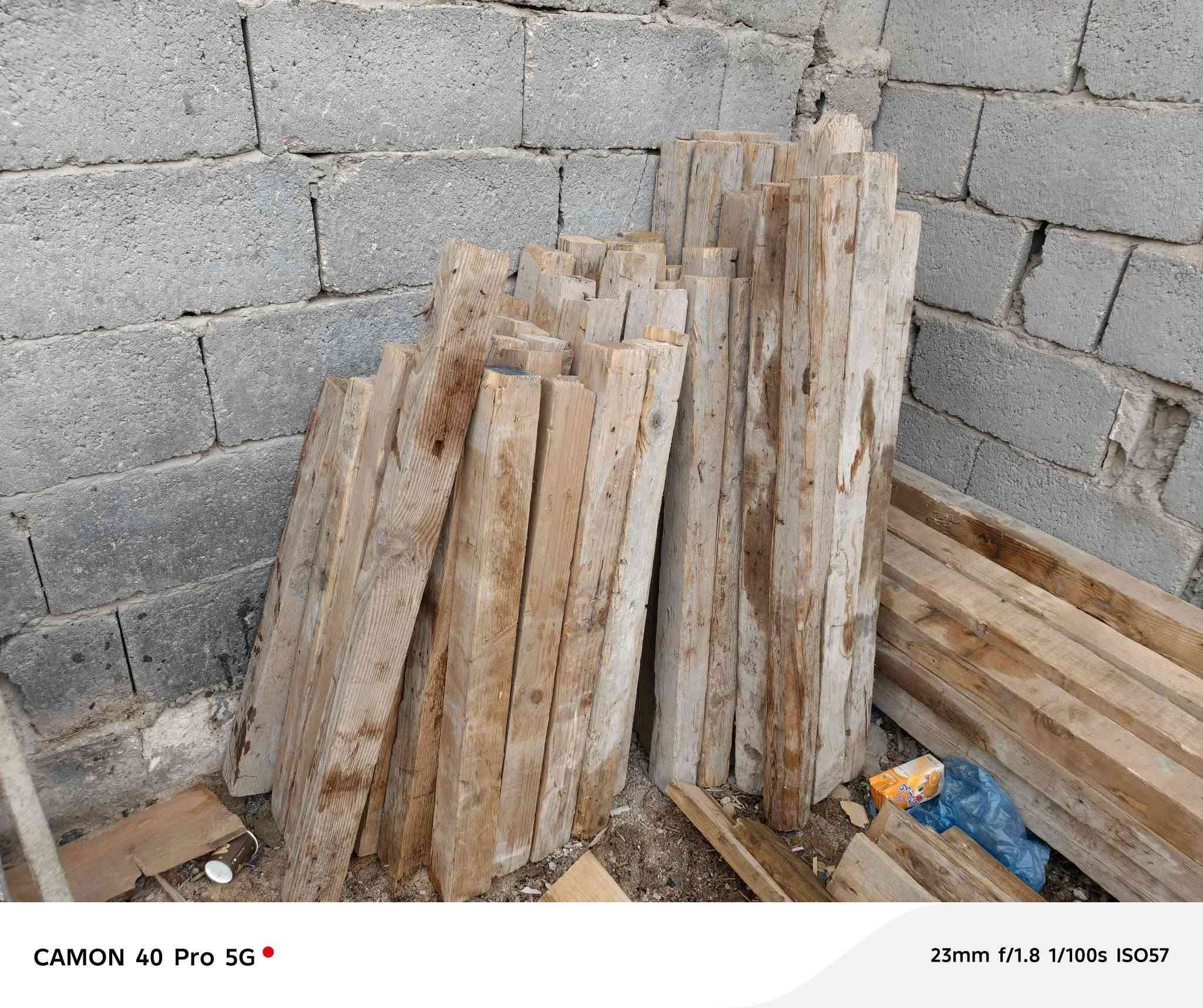 السلام عليكم خشب للبيع مكاني كربلاء تلث مكاعب البو 4 والباقي مقاصير سير ابو 3 سير ابو متر ونص ولوح متر متر ونص كدام عينك ***********السعر مليونين وبيهن مجال
