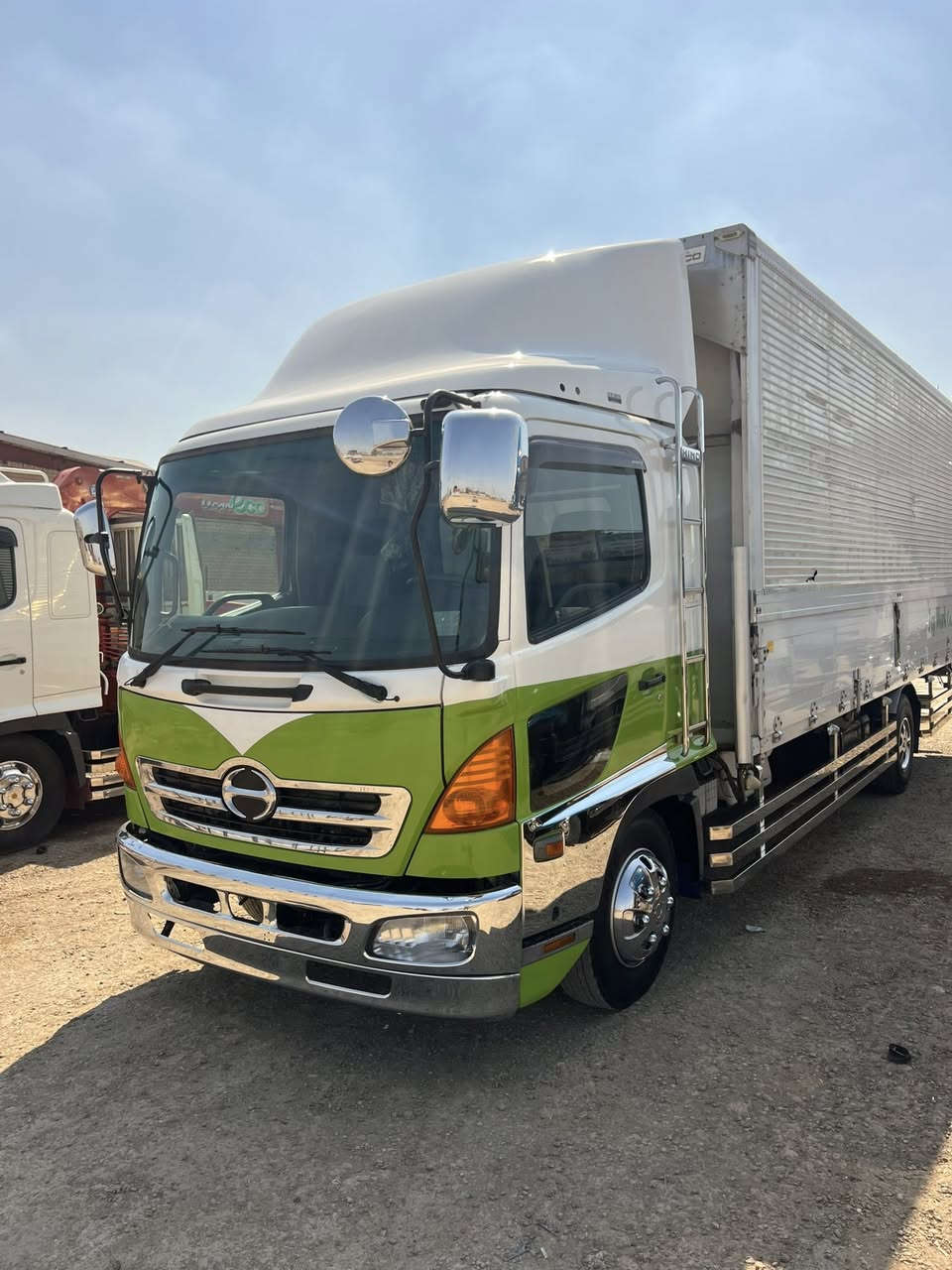 سلام عليكم هينو شيطان  حافظه للبيع موديل 23 رقم بصرة دخول جديد مكينه 6 سوبر طول سته وربع مكفوله العنوان واسط الصويرة ***********
