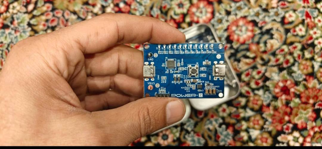 جهاز POWER-Z (وغالباً ما تكون هذه النسخة هي KM001 أو طراز مشابه) هو أداة قياس دقيقة يستخدمها الفنيون ومهندسو الإلكترونيات لمراقبة جودة الطاقة التي تمر عبر الشواحن والكابلات.
أين وماذا يستخدم؟
يُستخدم هذا الجهاز في عدة مهام تقنية متخصصة، منها:
قياس الجهد والتيار: معرفة القوة الفعلية (الفولت والأمبير) التي يخرجها الشاحن للجهاز.
اختبار بروتوكولات الشحن السريع: الكشف عن أنواع الشحن السريع التي يدعمها الشاحن (مثل PD، QC 3.0/4.0، أو VOOC) والتأكد من توافقها.
فحص جودة الكابلات: حساب المقاومة الداخلية للسلك لمعرفة ما إذا كان الكابل أصلياً ويقوم بالشحن بكفاءة أم أنه رديء ويسبب ضياعاً في الطاقة.
قياس سعة البطارية: حساب كمية الطاقة (بالـ mAh أو Wh) التي دخلت إلى الهاتف أو البطارية أثناء عملية الشحن الكاملة للتأكد من صحة البطارية


**إذا كنت صاحب هذا الإعلان وتريد حذفه لأي سبب، رجاءا أرسل رسالة إلى الدعم الفني**