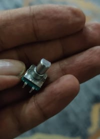 مقاومات متغيرة 100 قطعة سعر القطعة جملة 500 دينار ملاحظة البيع فقط جمل...