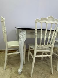 ميز طعام • جديد • قابل تفاوض