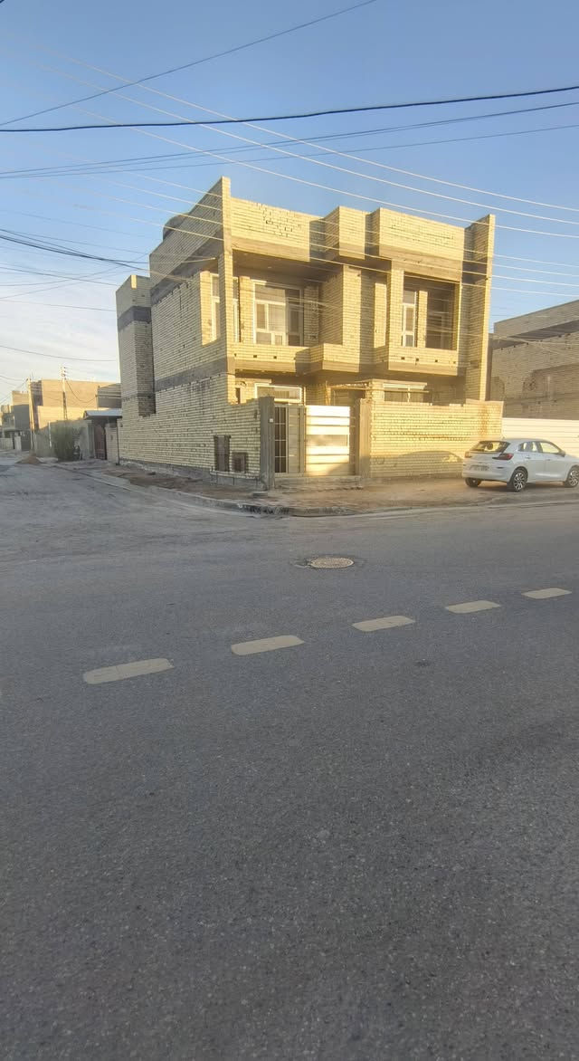 السلام عليكم... 
عقار للبيع طابقين الموقع على شارع 20... المحموديه... حي السلام خلف جامع مائدة الرحمن ركن على شارعين المساحة ١٥٧م طابو صرف سنة البناء ٢٠٢٣ يحتوي على اربع غرف نوم ...ويحتوي على فضله في المساحة لكونه ركن الواجهة ٩م والنزال ١٧ ونص للاستفسار أكثر الاتصال على ه‍ ***********//*********** موقع الدار موضح على الخارطة
