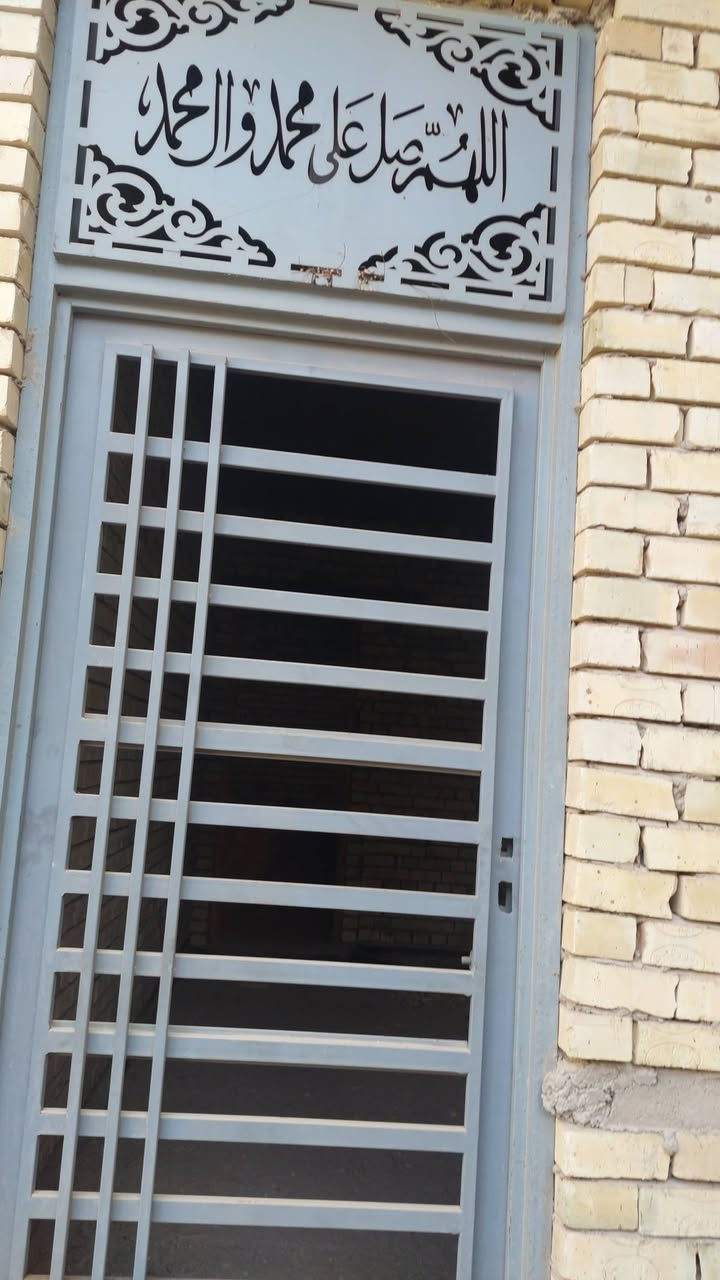 هيكل زراعي للبيع 200م في الكوفة مجمع الشبيلي قرب جسر الامام علي طابقين ط1 غرفتين وصالة ومطبخ واستقبال كراج سيارة ط2 بيتونة وبنى 3 غرف نوم الشارع 7م تبليط ماء كهرباء مجاري 150 مليون وبي مجال للاستفسار ***********
