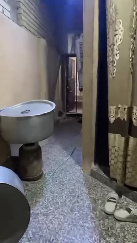مستعجل على البيع بيت مناسب جدا للزوار والحسينيات يبعد ١٠٠ متر عن شارع الزوار الحولي قريب مستشفى الكفيل عمود ١٣٦٢ 
بيت ١٠٠ متر طابقين بي ٣ غرف نوم 
و ٣ صحيات وحمام 
صالة واستقبال ومطبخ 
البيت جاهز كل نقص مابي 
سعره ١٧٥ مليون 
***********
