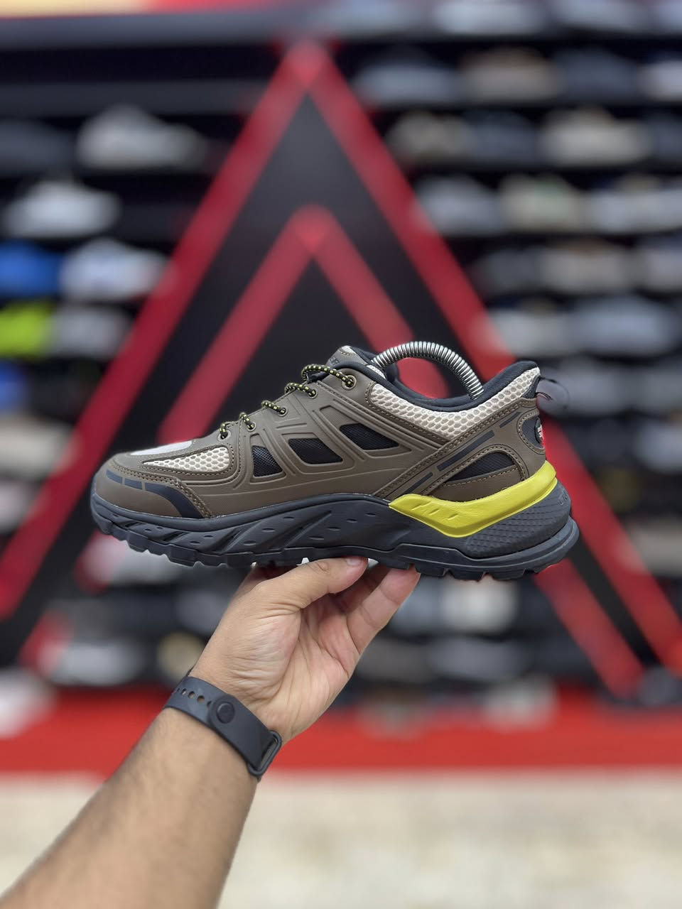 Skechers MENS USA STREET WEAR

يأتي الحذاء باللون البني مع لمسات من اللون الأصفر الليموني على النعل الأوسط والجزء الخلفي. يتميز هذا الموديل بنعل خارجي متين ومصمم لتوفير الثبات على مختلف التضاريس.

اصلي وكاله غير مستخدم 
قياس 41
السعر 60 الف 
العنوآن نجف ملحق الروان 
توصيل 🚚 محافظات 6 داخل النجف3 
*********** واتساب
