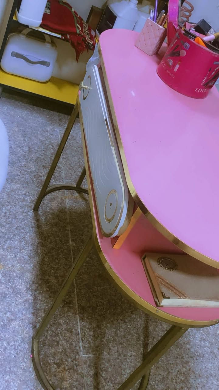 مرحبا اغراض حلاقه للبيع 
كرسي حلاقه عدد2
فاترينات3 مرايا2
ميز اكرلك 
وجهاز بخار ومسغسله حلاقه لتواصل خاص 
واتس ***********
