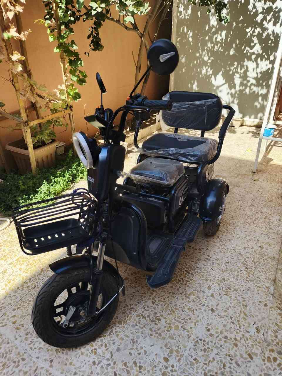 ❤️ دراجة شحن ثلاث عجلات korea mr موديل  2024❤️
🔥 السعر 600 الف وبي مجال بسيط 🔥
للاستفسار  :
***********  وتساب 
مكاني الموصل ، راسلني وتساب حتى نتفق على السعر

تخدم كل الفئات العمرية والاحتياجات الخاصة والعامة
✅ متزنة ومستقرة بالقيادة كونها تضم ثلاث عجلات
✅ 5 بطاريات بسعة 60V20A
✅ موتور كبير بقدره 1000W
✅ قدره على حمل 130 كيلو .
✅ تحكم ثلاث سرع ، اقصى سرعة 50 كم/ساعة.
✅ القدره على السير بما لايقل عن 35 كيلو متر      
بالشحنة الواحده. 
✅ شاشة عرض LCD .
✅ نظام فلنج بريك خلفي وامامي .
✅ نظام سبرنكات ودبلات خلفي امامي لامتصاص الصدمات والسير بالطرق الغير معبدة .
✅ اطارات الحجم 10 300، گبات .
✅ تحكم ريموت ، وجهاز حماية ضد السرقة.
✅نظام اضائة متكامل .
✅كرسي رئيسي مريح جدًا ، منزلق للأمام والخلف ، القدره على حمل شخصين بالغين وكرسي طفل اضافي .
✅  صندوق خلفي لحمل الامتعة وسله امامية لحمل الامتعة .

باقي الموصفات موضحة بالصور.
