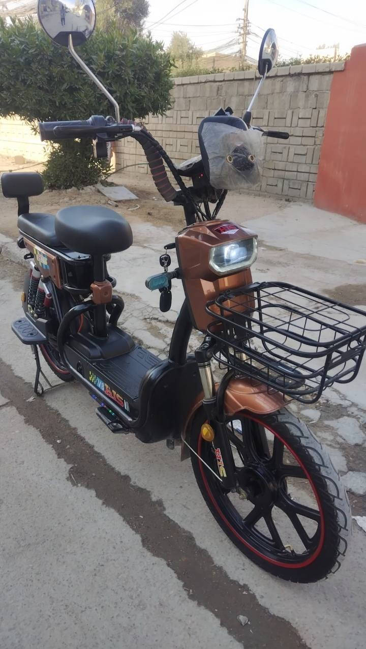 السلام عليكم دراجه شحن حجم 14
شركه HIS الغنيه عن التعريف
دراجه بعده جديده كلش مابيه اي نقص
استخدام اقل الشهر بعده بل ستيكر مال شركه 
وياه شاحنه الاصليه وبصمتين وسويجين 

السعر 350 الف وبيه مجال بسيط
العنوان بغداد الامين الثانيه 
رقم الهاتف ***********
