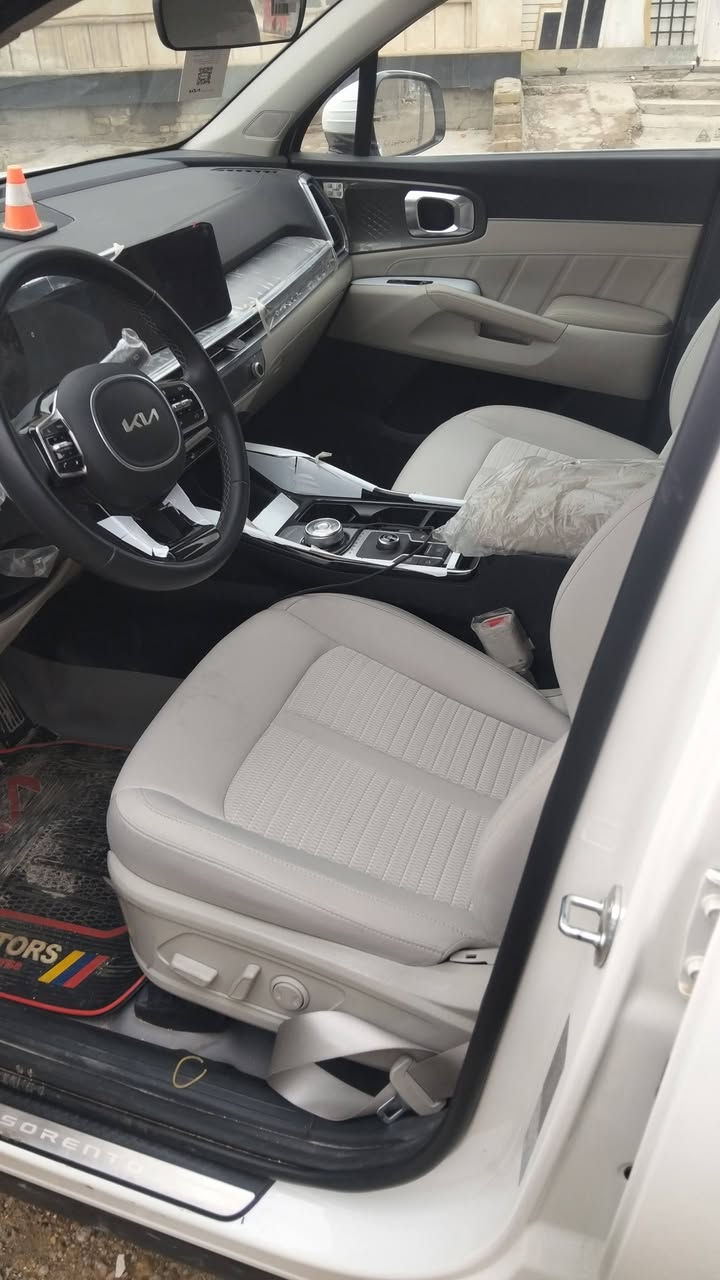 السلام عليكم كيا سورينتو موديل 25 ماشيه 11,000 سياره جديده ما عنده كلام مقفوله كفاله عامه اربعه سلندر سبعه راكب ثلاث قطع تبريد كشنات الاماميه كهرباء صندوق كهرباء بني راما كيرماوس هند بريك دقمه سعر 293بغدادرقم،***********
