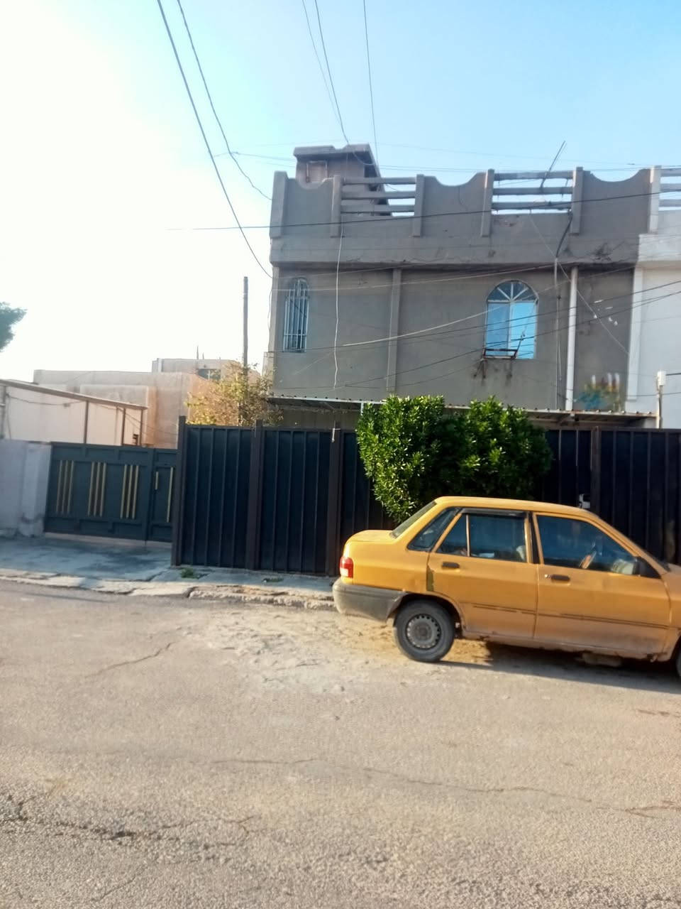 دار للبيع المساحه 110 متر الواجه 7.25 متر والنزال 15 الدار قديم يعتبر كاعد قريب على سيطرة جبار ابو الشربت وقرب مرطبات التوت الشارع تجاري السعر بالتفاصيل الاتصال على الرقم *********** أبو حسين
