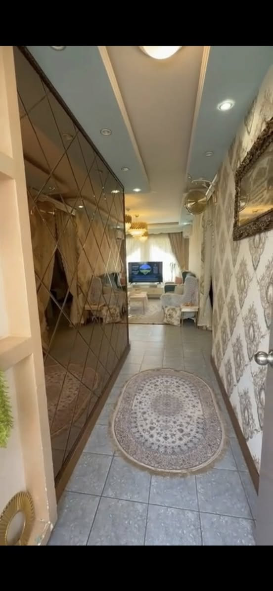 ## 🏢 **شقة مميزة للبيع (تأثيث كامل) - بنظام الكاش أو الأقساط**

**بلوك B1**

### 📌 **المواصفات العامة:**
 * **المساحة:** 100 متر مربع.
 * **التصميم:** نظام غربي عصري ومتكامل.
 * **الطابق:** الطابق الثالث (يتوفر مصعد).
 * **الحالة:** **مؤثثة بالكامل** وجاهزة للسكن الفوري.
 * **التخصيص:** الطابق الثالث .
### 💰 **الوضع المالي ونظام البيع:**
الشقة متاحة للبيع بنظام **(الكاش أو الأقساط)** حسب رغبة المشتري:
 * **المبلغ المدفوع للمصرف:** واصل من الشقة للمصرف **48 مليون** [ مع التخصيص ].

### ✨ **مميزات الشقة والمجمع:**
 * تصميم داخلي واستغلال ممتاز للمساحات (النظام الغربي).

 * البناء في بلوك مميز وهادئ (B1).
 * مجهزة بكافة الأثاث والأجهزة الكهربائية (جاهزة للسكن مباشرة دون تكاليف إضافية).

### 📞 **للاستفسار والمعاينة:**
يرجى التواصل مباشرة مع المالك عبر الرقم التالي:
 * **الهاتف:**  ***************
